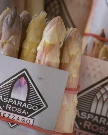 Fumagalli Danilo Ingrosso Ortofrutta Mazzetti di asparagi bianchi e rosa con l'etichetta 