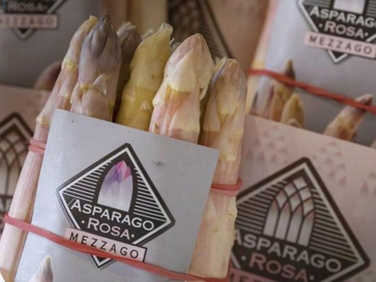 Fumagalli Danilo Ingrosso Ortofrutta Mazzetti di asparagi bianchi e rosa con l'etichetta 