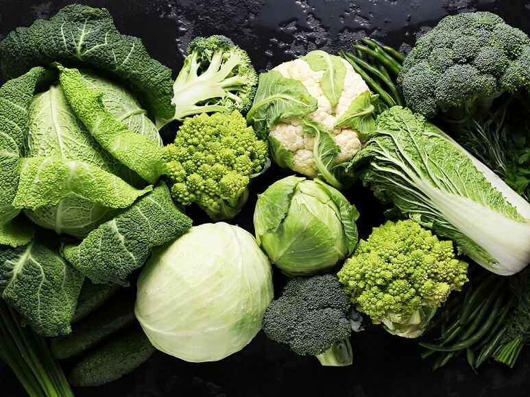 Fumagalli Danilo Ingrosso Ortofrutta Un assortimento di verdure fresche a foglia verde, tra cui cavoli, broccoli, cavolfiori, bok choy e verdure a foglia verde provenienti da Fumagalli Danilo Besana in Brianza &mdash; il vostro grossista di ortofrutta di fiducia &mdash; &egrave; disposto con gusto su una superficie scura e ruvida. Ristorazione Professionale - GDO - retail - privati