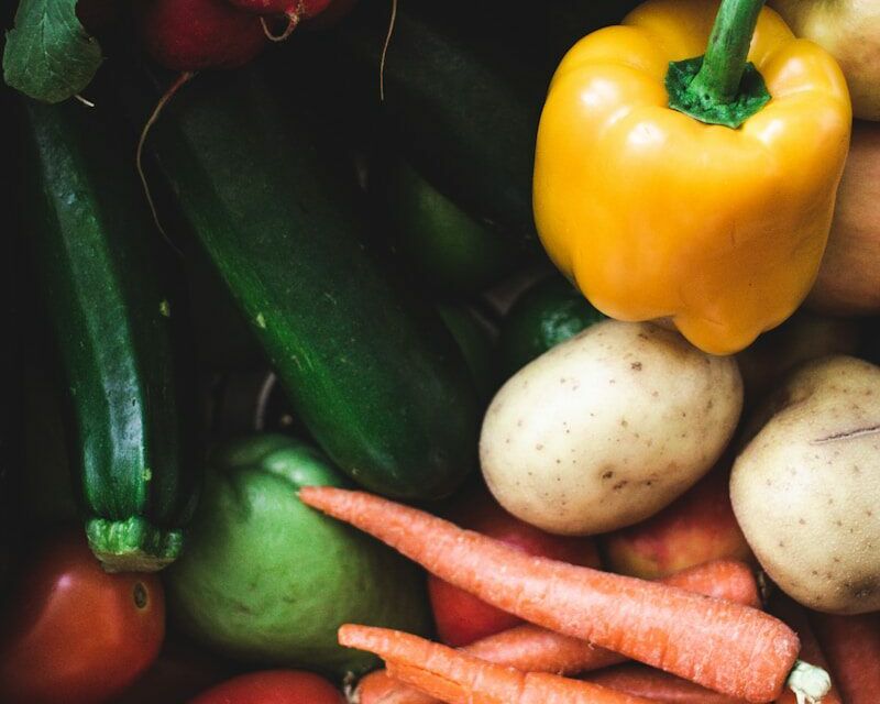 Fumagalli Danilo Ingrosso Ortofrutta Verdure fresche assortite, tra cui carote, patate, pomodori, zucchine, peperoni gialli, ravanelli e una mela di Fumagalli Danilo Besana in Brianza, il vostro partner di fiducia per ortofrutta per la ristorazione e la vendita all’ingrosso di frutta e verdura. Ristorazione Professionale - GDO - retail - privati